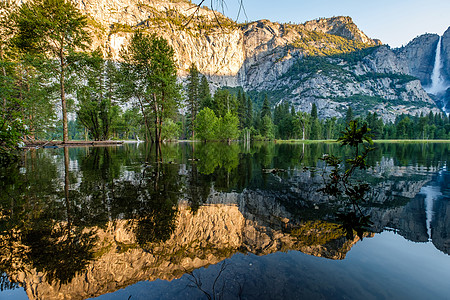 梅塞德河约塞米蒂瀑布景观摩塞德河约塞米蒂瀑布景观约塞米蒂公园加州,美国图片