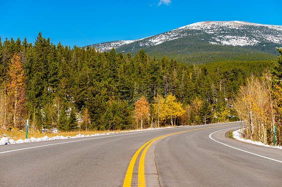 美国科罗拉多州秋天的高速公路美国科罗拉多州秋季晴天的公路图片