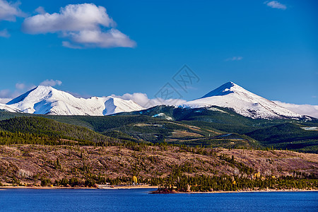 秋雪中的狄龙水库天鹅山洛基山,科罗拉多州,美国图片