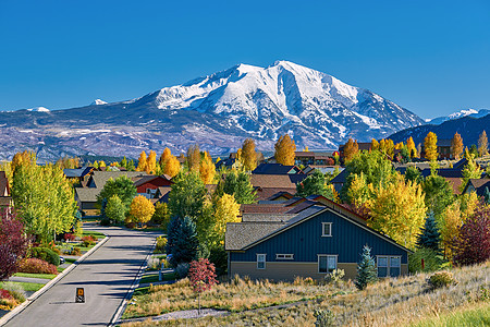 美国科罗拉多州秋天的住宅区索普里斯山风景图片