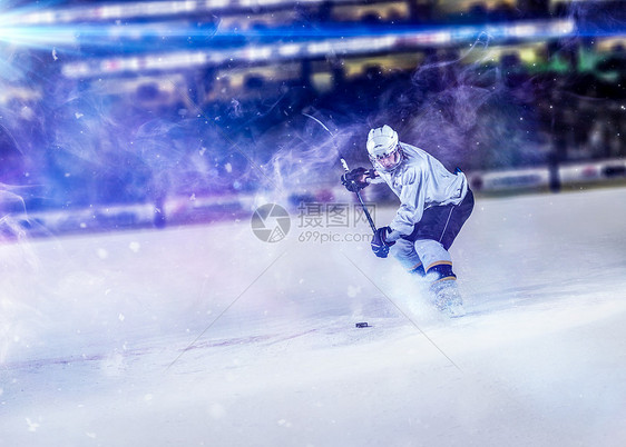 冰球运动员动作中用棍子踢图片