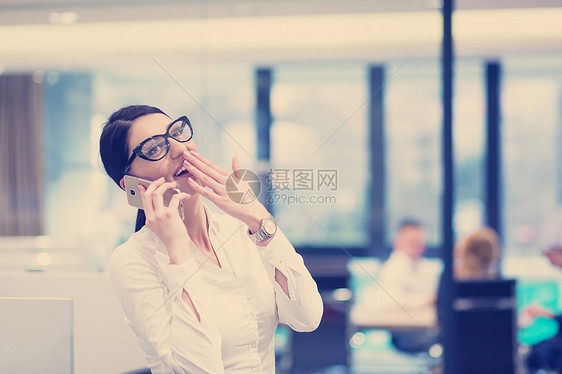 女经理启动办公室内部用手机图片