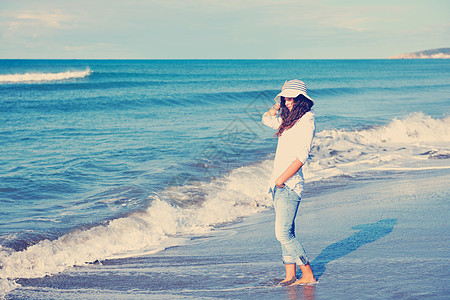 快乐的轻女人早上美丽的海滩上放松图片