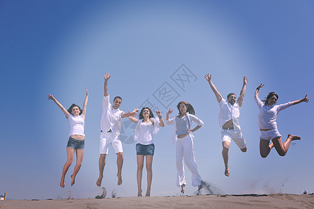 快乐的人体乐趣的跑步跳跃海滩美丽的沙滩背景图片