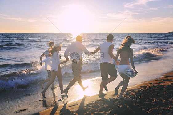 快乐的轻人体乐趣的白色跑步跳跃Beacz日落时间图片