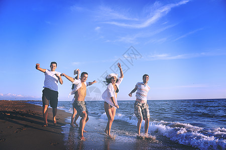 快乐的轻人体乐趣的白色跑步跳跃Beacz日落时间图片