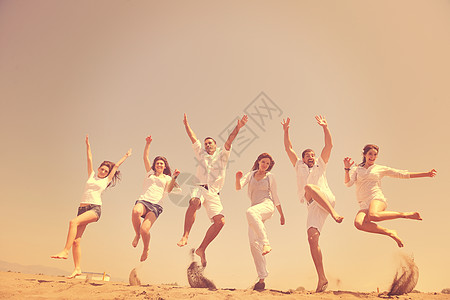 快乐的人体乐趣的跑步跳跃海滩美丽的沙滩图片