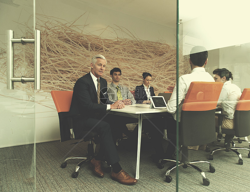 商务人士分讨论会议商人提出的想法项目,笔记本电脑平板电脑图片
