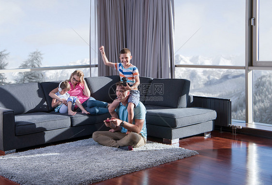 幸福的家庭爸爸妈妈孩子们玩电子游戏,爸爸儿子地板上玩电子游戏图片