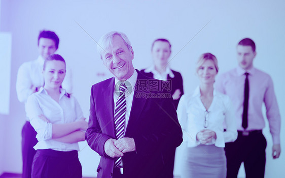 商务人员个明亮现代的办公环境中参加会议图片