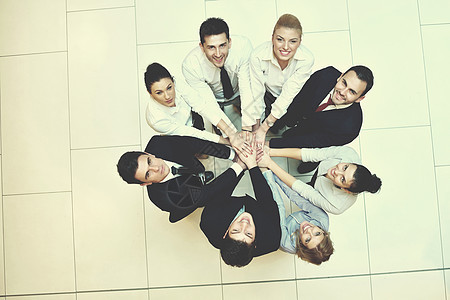 商界人士携手合作,以队的身份圈子里,代表友谊队合作的理念图片
