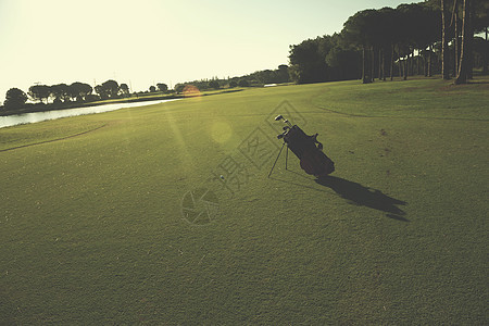 高尔夫球袋球场上,俱乐部球前,美丽的日出高尔夫球袋球场上图片