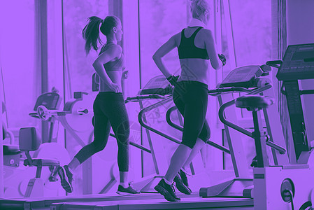 运动,健身,生活方式,技术人的微笑的女人跑步机上锻炼健身房重奏的语气妇女健身房的跑步机上锻炼图片