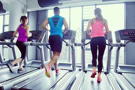 群轻人现代体育健身房的跑步机上跑步群人跑跑步机上图片