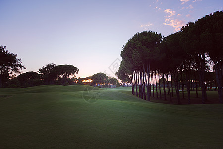 高尔夫球场景观美丽的日落日落时的高尔夫球场图片