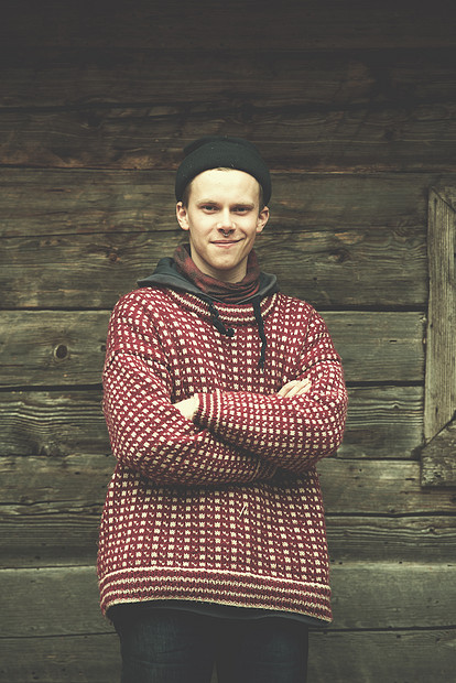 轻的嬉皮士的肖像古老的老式木屋前鼻子穿孔的男人木屋前的轻嬉皮士