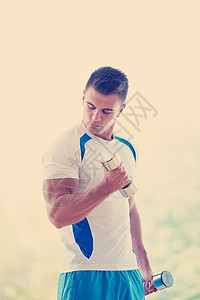 轻人芬兰体育俱乐部锻炼体重放松男人锻炼体重图片