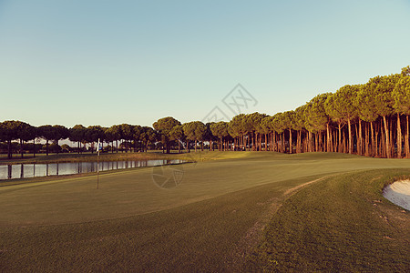 高尔夫球场景观美丽的日落日落时的高尔夫球场图片