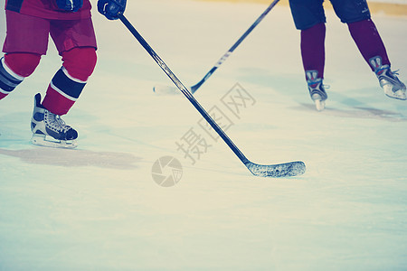 冰球运动员动作中用棍子踢冰球运动员行动图片