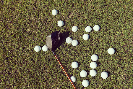 顶部视野平坦的高尔夫球与司机草地背景高尔夫球背景图片