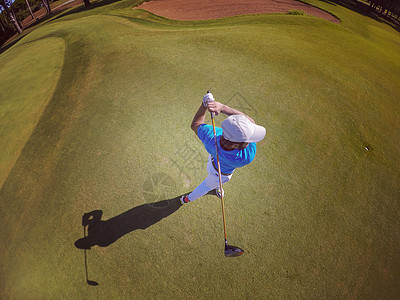 美丽的早晨,高尔夫球员球场上用棍棒击球的最佳视野高尔夫球员击球的顶部视图图片