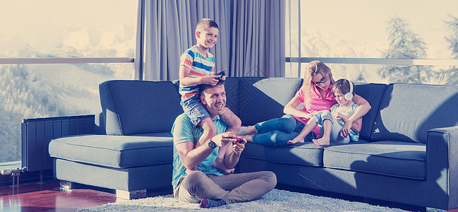 幸福的家庭爸爸妈妈孩子们玩电子游戏,爸爸儿子地板上玩电子游戏快乐的家庭玩电子游戏图片