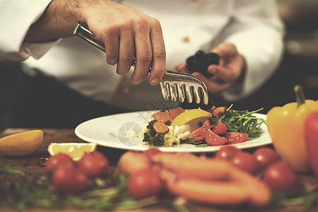 厨师餐厅厨房盘子里供应蔬菜沙拉厨师供应蔬菜沙拉图片