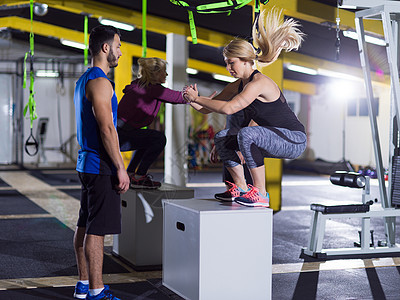 群轻健康的运动员交叉健身健身房训练跳跃健身箱上运动员们健身箱上跳图片