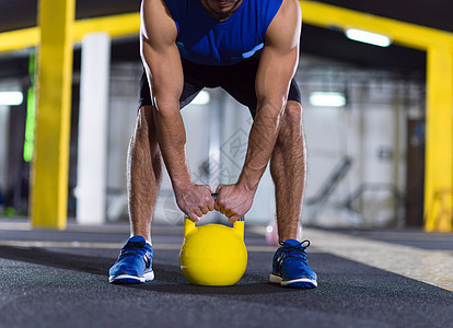 轻人运动员交叉健身健身房用健身壶铃锻炼男子运动与健身水壶图片