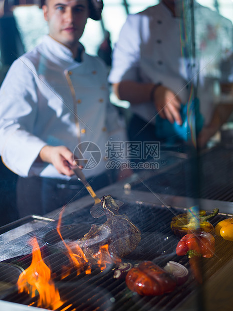 主厨烧烤上用蔬菜烹饪美味的烤肉牛排厨师烧烤上用蔬菜煮牛排图片