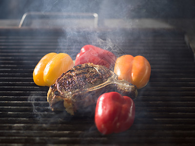 美味的烤肉牛排蔬菜烧烤烤肉上蔬菜的牛排图片