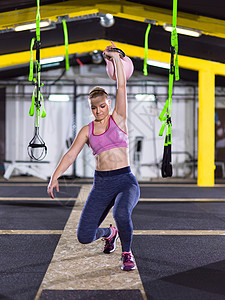 轻女子运动员交叉健身健身房用健身壶铃锻炼女人用健身壶铃锻炼图片