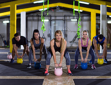 群健康的轻运动员交叉健身工作室用水壶运动运动员用水壶运动图片