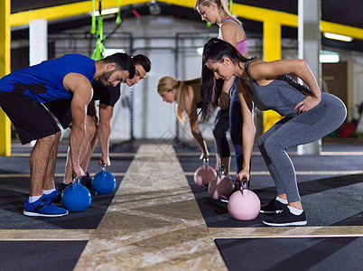 群健康的轻运动员交叉健身工作室用水壶运动运动员用水壶运动图片