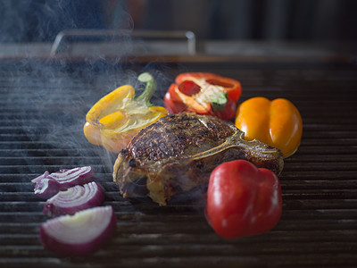 野炊背景美味的烤肉牛排蔬菜烧烤烤肉上蔬菜的牛排背景