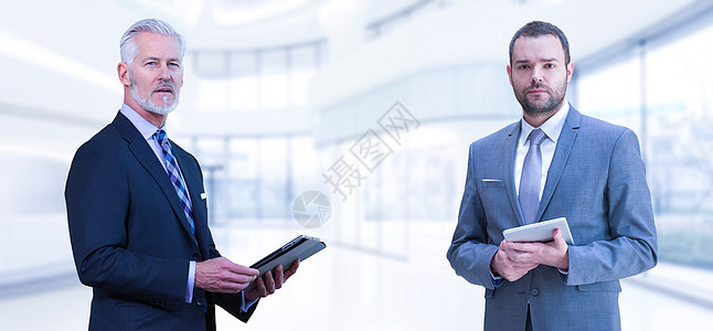 两位同事商人的肖像两位同事商人现代IT公司前用平板电脑的肖像图片