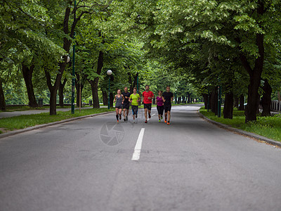 跑步队参加上午的训练群健康的人公园慢跑,跑步队参加晨训图片