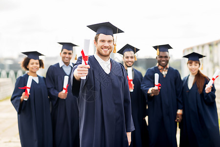 教育,毕业人的群快乐的国际学生迫击炮板学士学位礼服与文凭文凭的迫击炮板上快乐的学生成功高清图片素材