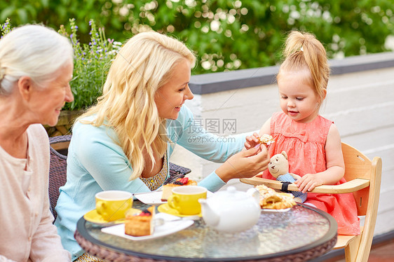 家庭世代人的快乐的母亲女儿祖母咖啡馆餐馆露台吃甜点母亲女儿祖母咖啡馆吃饭图片