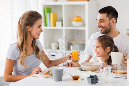 幸福的家庭在家里吃早餐图片
