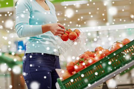 销售,购物,食品,消费主义人的女顾客带着袋子雪上杂货店买西红柿顾客带着袋子杂货店买西红柿图片