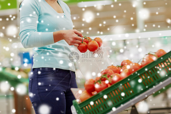 销售,购物,食品,消费主义人的女顾客带着袋子雪上杂货店买西红柿顾客带着袋子杂货店买西红柿图片