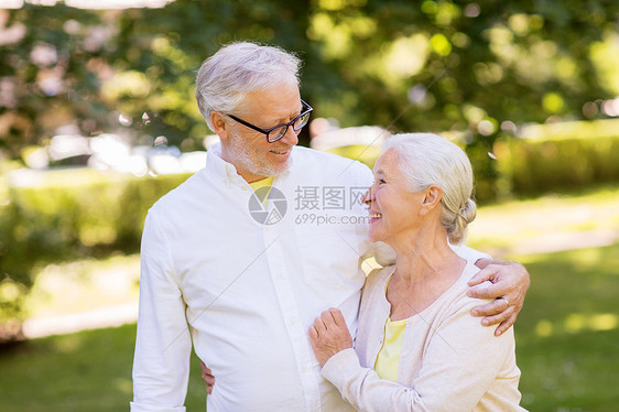 老,关系人的快乐的老夫妇拥抱夏季公园快乐的老夫妇夏季公园拥抱图片