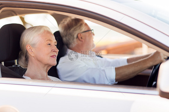 公路旅行,旅行老人的快乐的老夫妇开车幸福的老夫妇开车图片