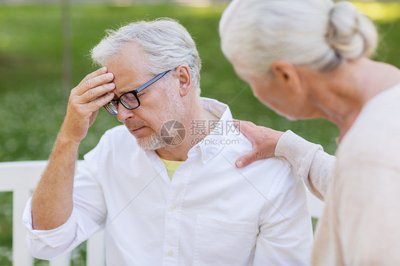 健康,压力,老人人的老人患头痛的户外老人户外头痛图片