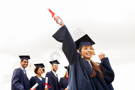 教育,毕业人的群快乐的国际学生迫击炮板学士学位礼服与文凭文凭的迫击炮板上快乐的学生美国人高清图片素材