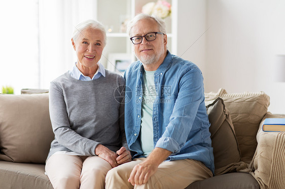 关系,老人的幸福的老夫妇坐沙发上家幸福的老夫妇坐家里的沙发上图片