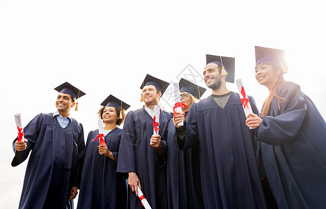 教育,毕业人的群快乐的国际学生迫击炮板学士学位礼服与文凭文凭的迫击炮板上快乐的学生图片