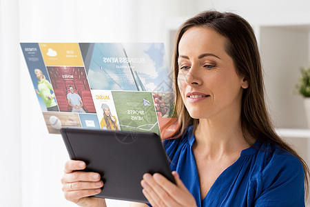 商业,人技术快乐的微笑的女人戴着平板电脑电脑虚拟投影网页家里办公室平板电脑的女人家里办公室工作背景图片