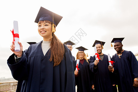 教育,毕业人的群快乐的国际学生迫击炮板学士学位礼服与文凭文凭的迫击炮板上快乐的学生非洲的高清图片素材